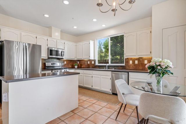 232 Cambridge Ln, Petaluma, CA 94952