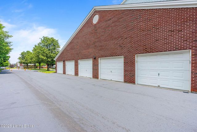 2600 Aristocrat Pl 302, Louisville, KY 40299
