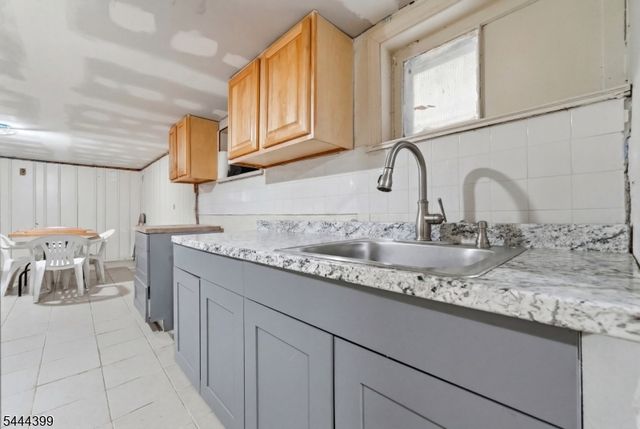74 Smith St, Newark City, NJ 07106