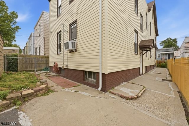 74 Smith St, Newark City, NJ 07106