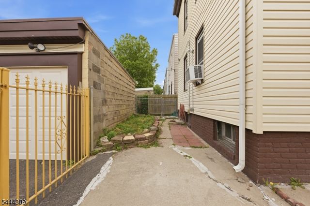 74 Smith St, Newark City, NJ 07106