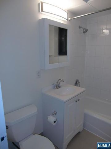 9 Columbia Terrace 3D, Edgewater, NJ 07020