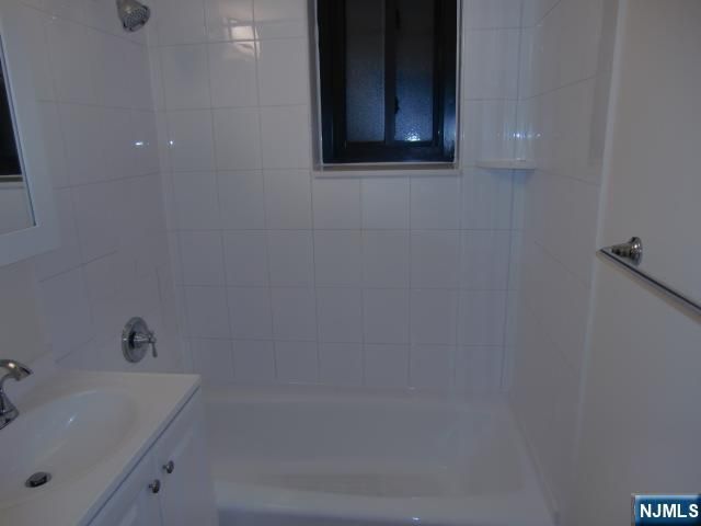 9 Columbia Terrace 3D, Edgewater, NJ 07020