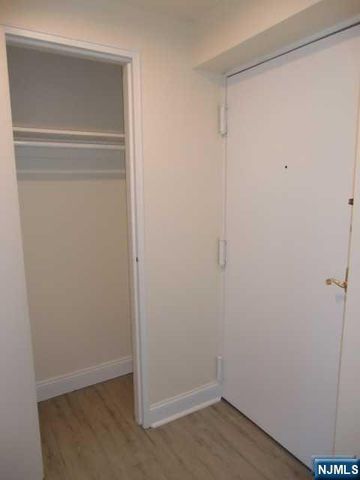 9 Columbia Terrace 3D, Edgewater, NJ 07020