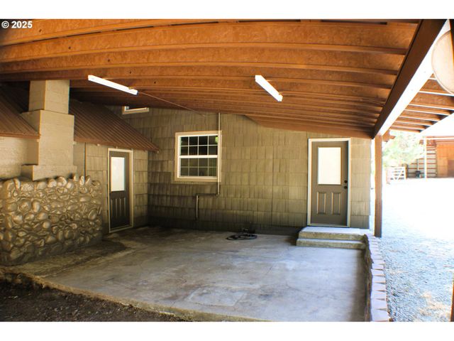 3450 SHOESTRING Rd, Riddle, OR 97469