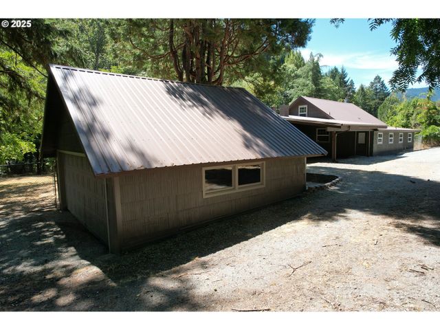 3450 SHOESTRING Rd, Riddle, OR 97469