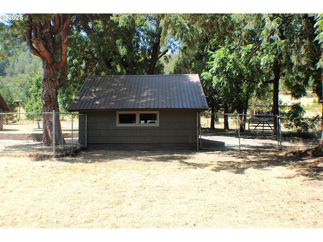 3450 SHOESTRING Rd, Riddle, OR 97469