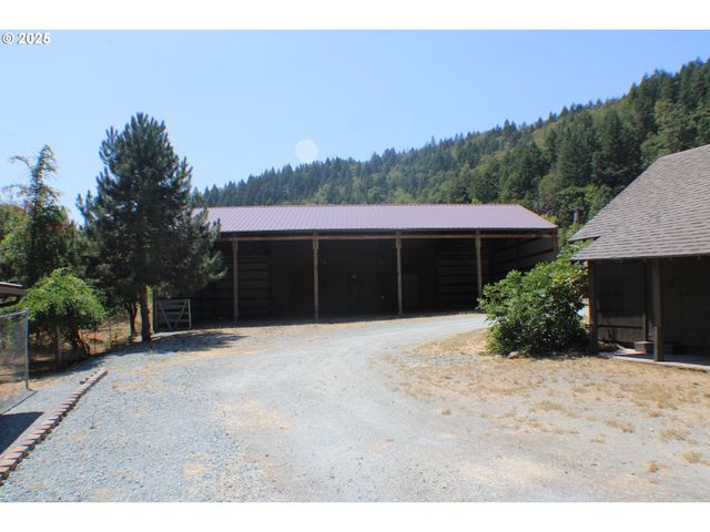 3450 SHOESTRING Rd, Riddle, OR 97469