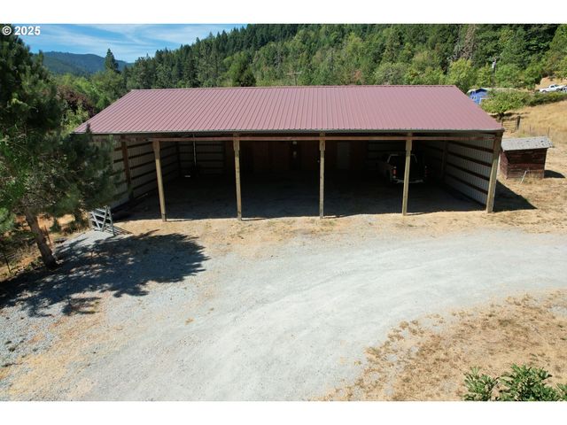 3450 SHOESTRING Rd, Riddle, OR 97469