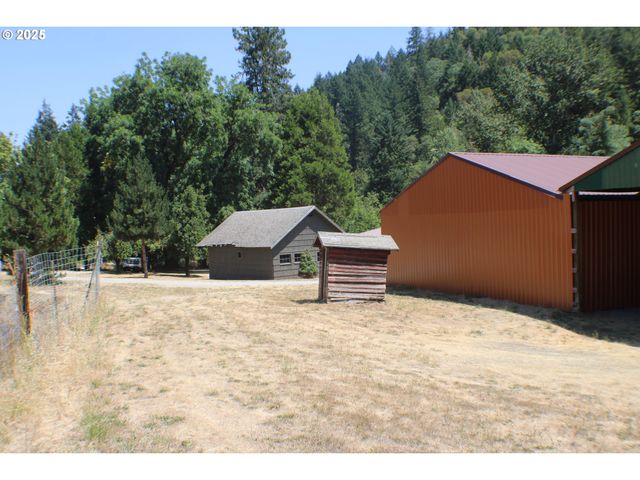 3450 SHOESTRING Rd, Riddle, OR 97469