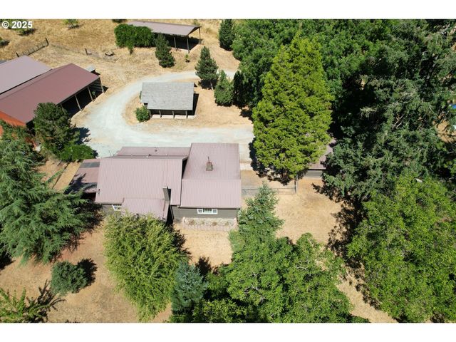 3450 SHOESTRING Rd, Riddle, OR 97469