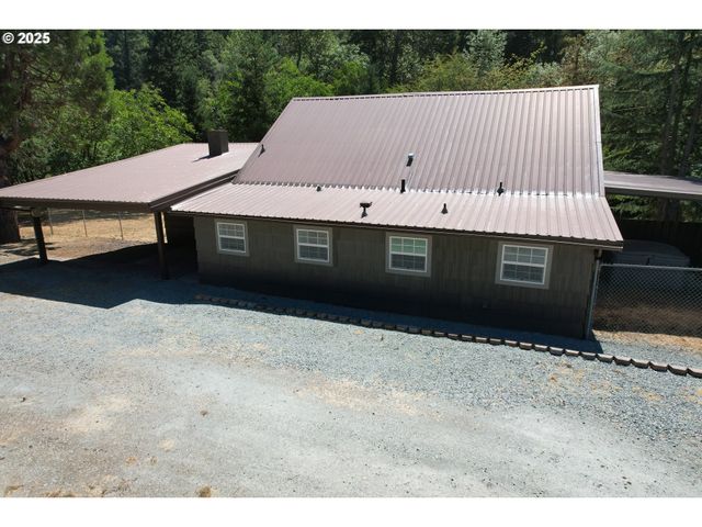 3450 SHOESTRING Rd, Riddle, OR 97469