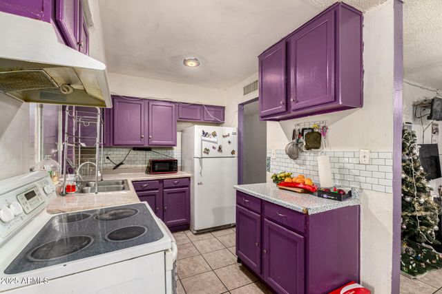 8225 W EARLL Drive, Phoenix, AZ 85033