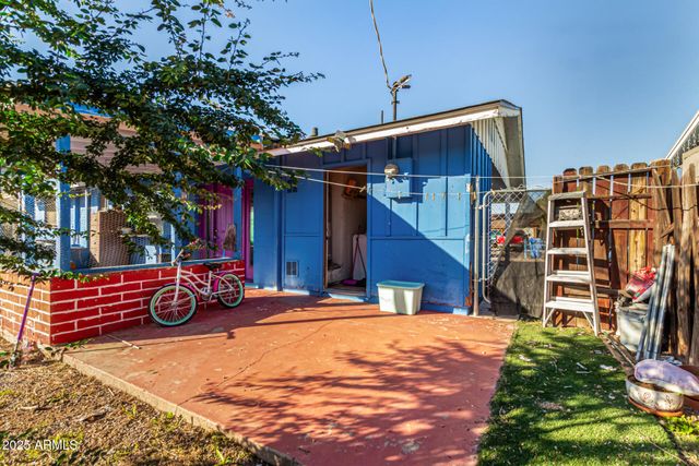 8225 W EARLL Drive, Phoenix, AZ 85033