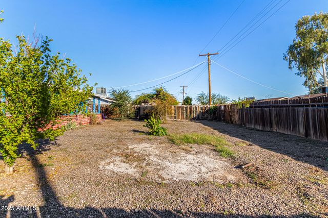 8225 W EARLL Drive, Phoenix, AZ 85033