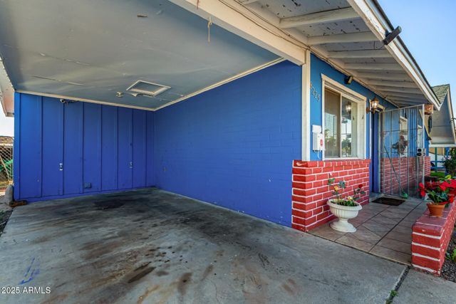 8225 W EARLL Drive, Phoenix, AZ 85033