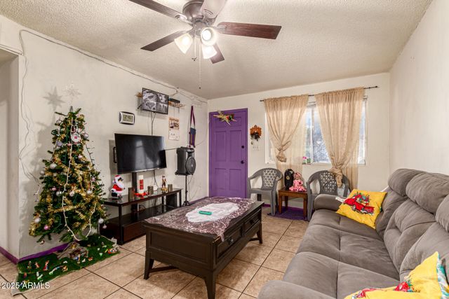 8225 W EARLL Drive, Phoenix, AZ 85033