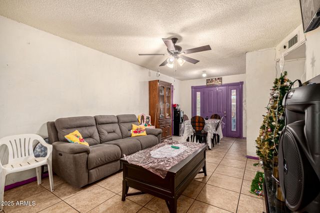 8225 W EARLL Drive, Phoenix, AZ 85033