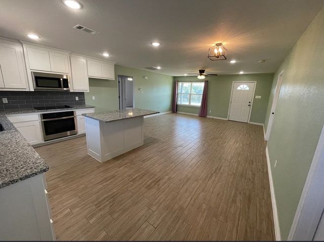 109 Spruce Tree Court, Poolville, TX 76487
