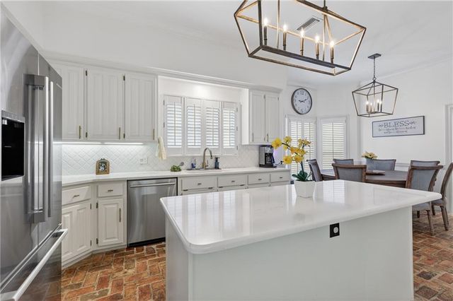 7000 Charleston Oaks Drive N, Mobile, AL 36695