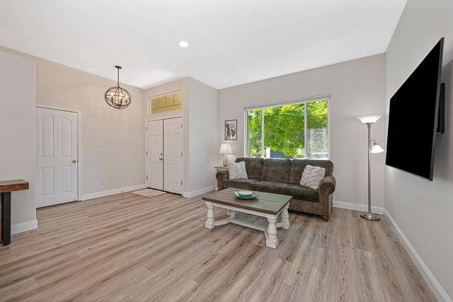 1010 Thompson Cir, Folsom, CA 95630