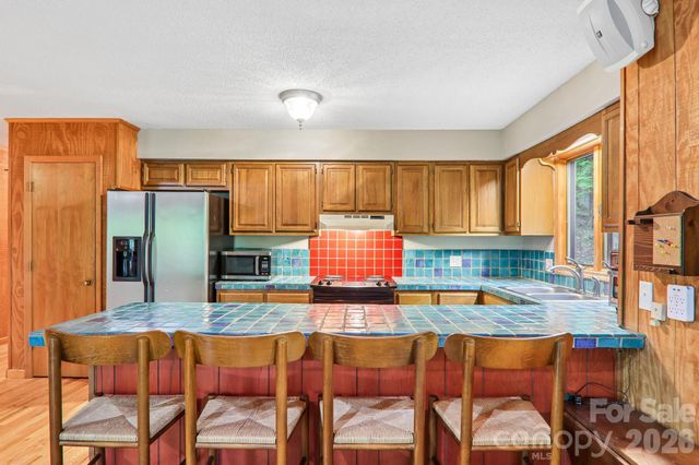 101 Oak Ridge Court, Mars Hill, NC 28754