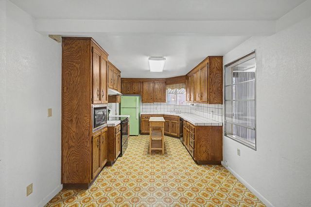 2804 Becerra Way, Sacramento, CA 95821