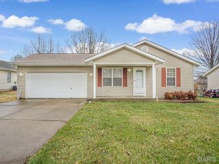 327 Briarwood Drive, Waterloo, IL 62298