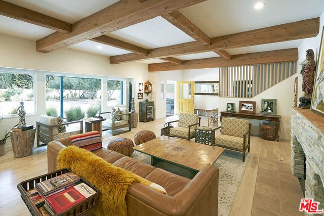 6101 Shoup Avenue, Woodland Hills, CA 91367