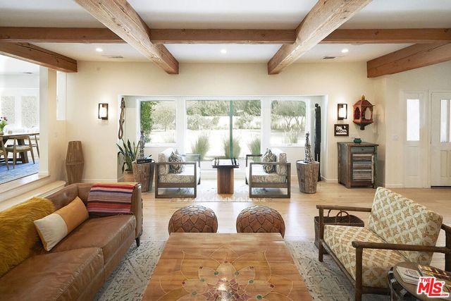 6101 Shoup Avenue, Woodland Hills, CA 91367