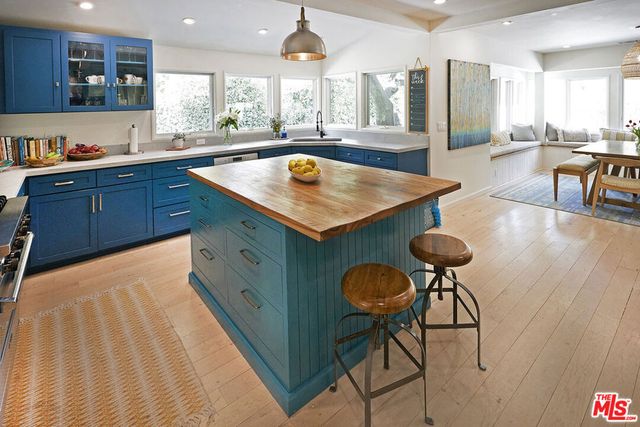 6101 Shoup Avenue, Woodland Hills, CA 91367