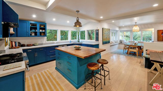 6101 Shoup Avenue, Woodland Hills, CA 91367