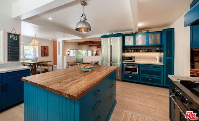 6101 Shoup Avenue, Woodland Hills, CA 91367