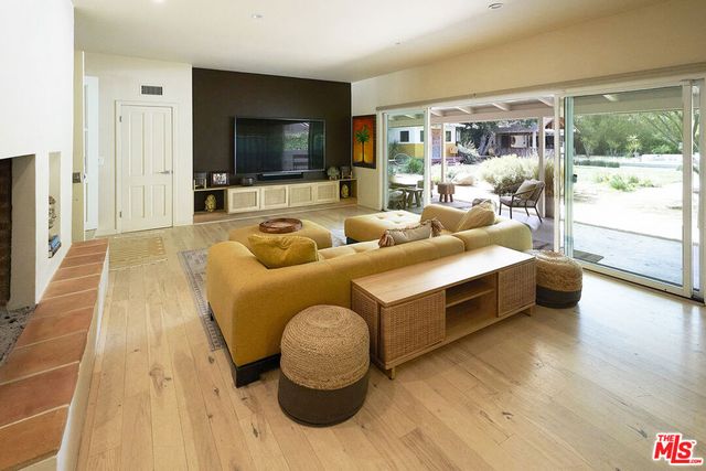 6101 Shoup Avenue, Woodland Hills, CA 91367