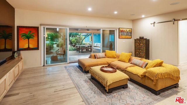 6101 Shoup Avenue, Woodland Hills, CA 91367