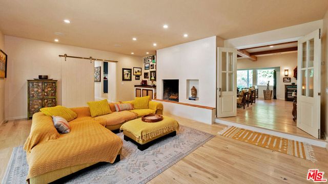 6101 Shoup Avenue, Woodland Hills, CA 91367