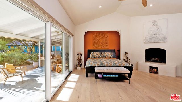 6101 Shoup Avenue, Woodland Hills, CA 91367