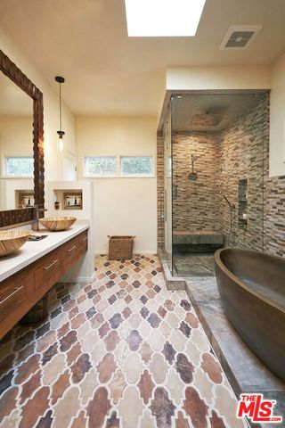6101 Shoup Avenue, Woodland Hills, CA 91367