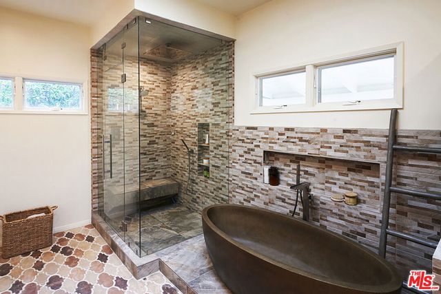 6101 Shoup Avenue, Woodland Hills, CA 91367