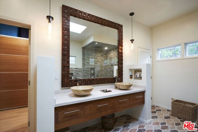 6101 Shoup Avenue, Woodland Hills, CA 91367
