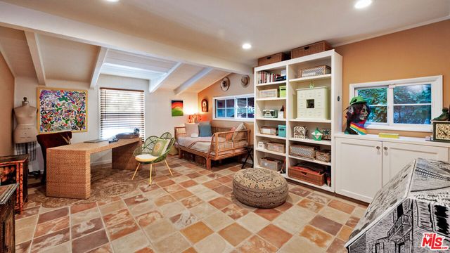 6101 Shoup Avenue, Woodland Hills, CA 91367