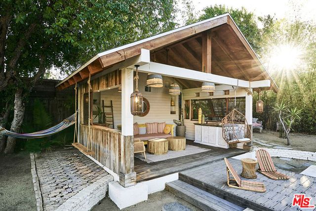 6101 Shoup Avenue, Woodland Hills, CA 91367
