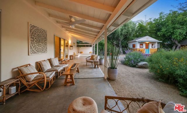 6101 Shoup Avenue, Woodland Hills, CA 91367