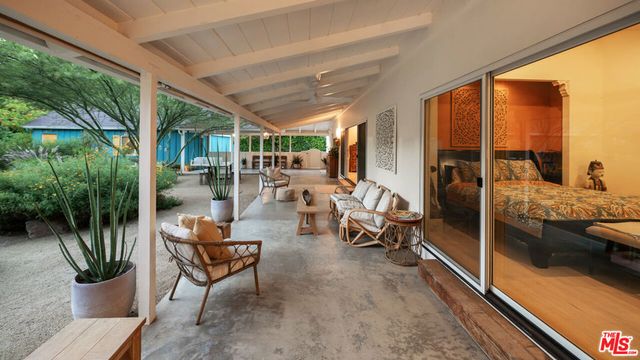 6101 Shoup Avenue, Woodland Hills, CA 91367