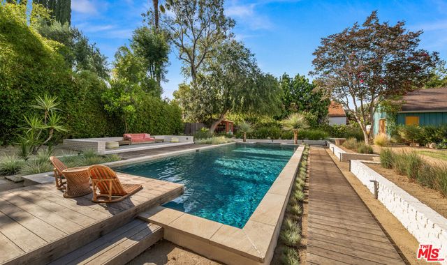 6101 Shoup Avenue, Woodland Hills, CA 91367