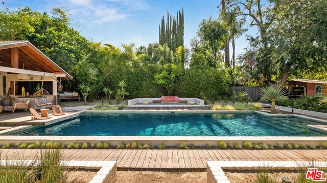 6101 Shoup Avenue, Woodland Hills, CA 91367
