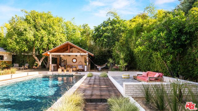 6101 Shoup Avenue, Woodland Hills, CA 91367