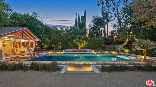 6101 Shoup Avenue, Woodland Hills, CA 91367