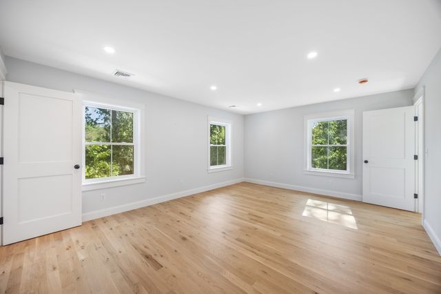 48 Beach Rd, Salisbury, MA 01952