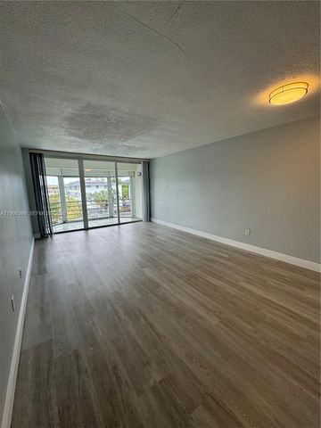 1398 NE 191st Street C305, Miami, FL 33179